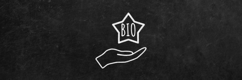 Schwarze Tafel mit weißer Kreidezeichnung: Hand, die einen Bio-Stern hält