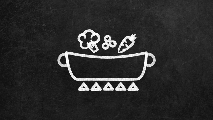 Schwarze Tafel mit einer Kreidezeichnung, die eine Pfanne zeigt in die eine Brokkoli, Erbsen und eine Möhre fallen.